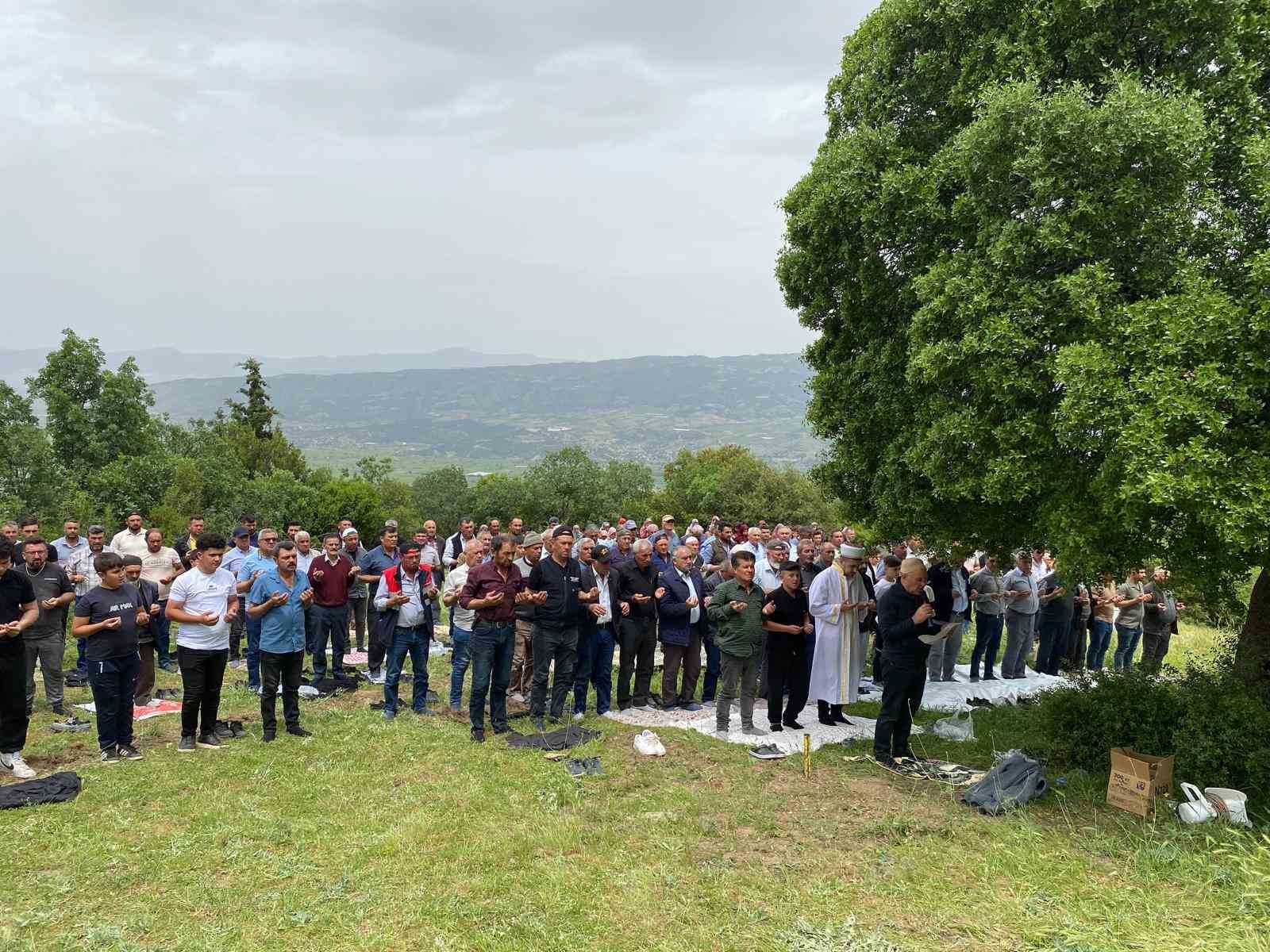 Manisa'da Arıslık Geleneğe Devam: Olcak Dede'de 35 Kurban Kesildi