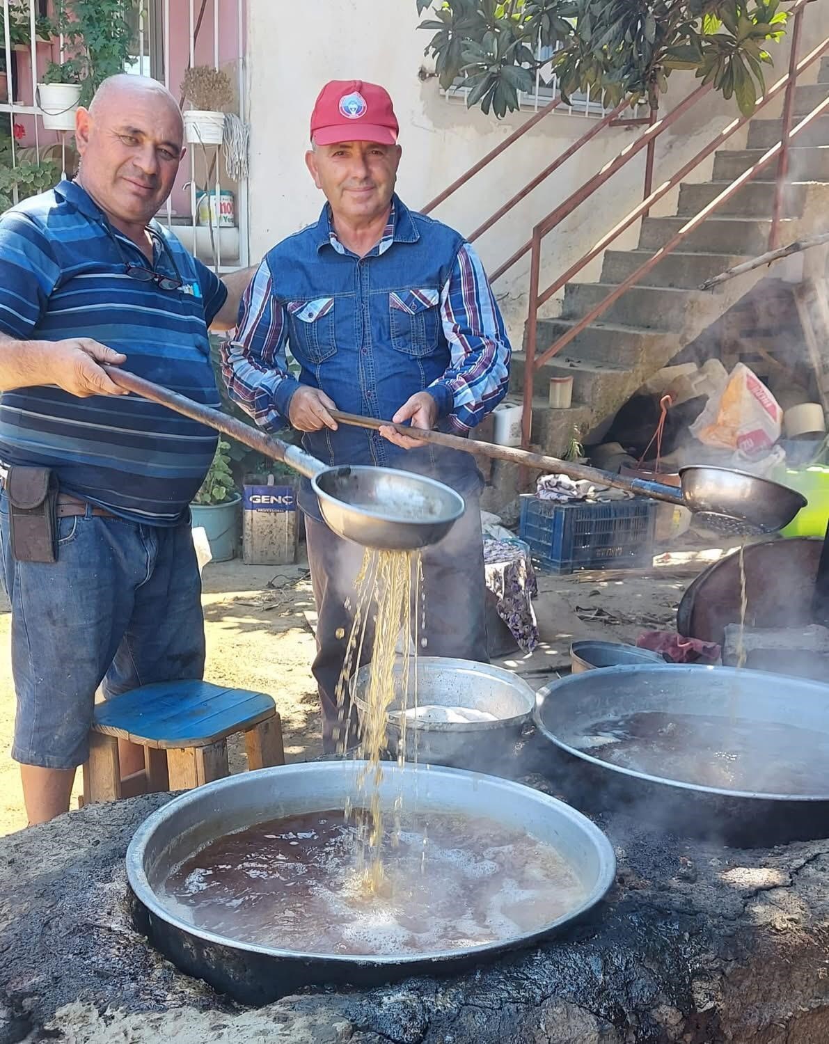 Sarıgöl’de Üzüm Pekmeze, Emek Şifaya Dönüşüyor