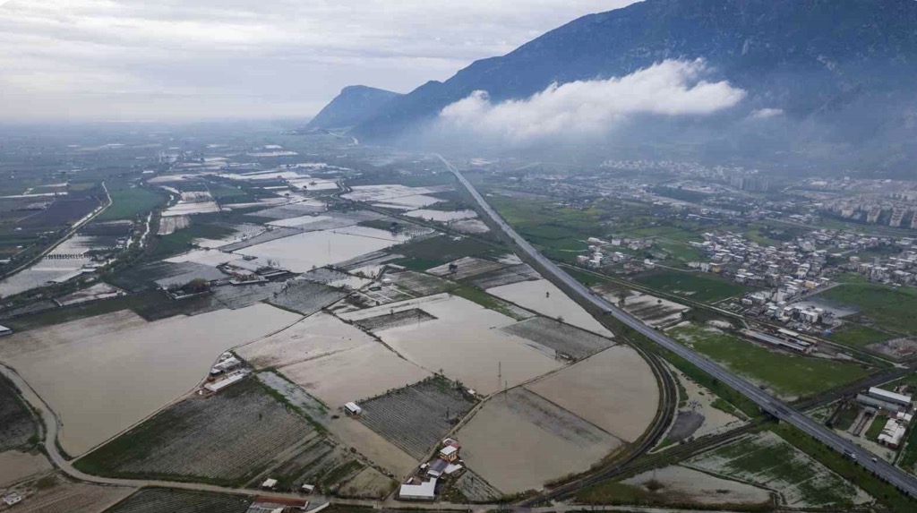Gediz taştı, Manisa’da tarım arazileri sular altında kaldı