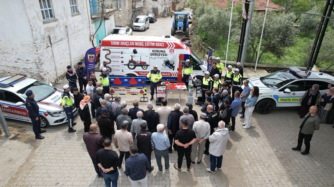 Kula’da çiftçilere trafik güvenliği eğitimi