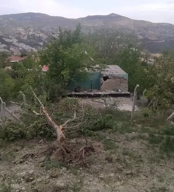 Manisa'da dağdan kopan kaya parçaları su deposunu yıktı