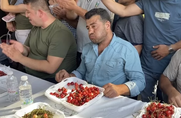 10 Dakikada 2 Kilo 452 Gram Kiraz Yiyerek Altın Kazandı!