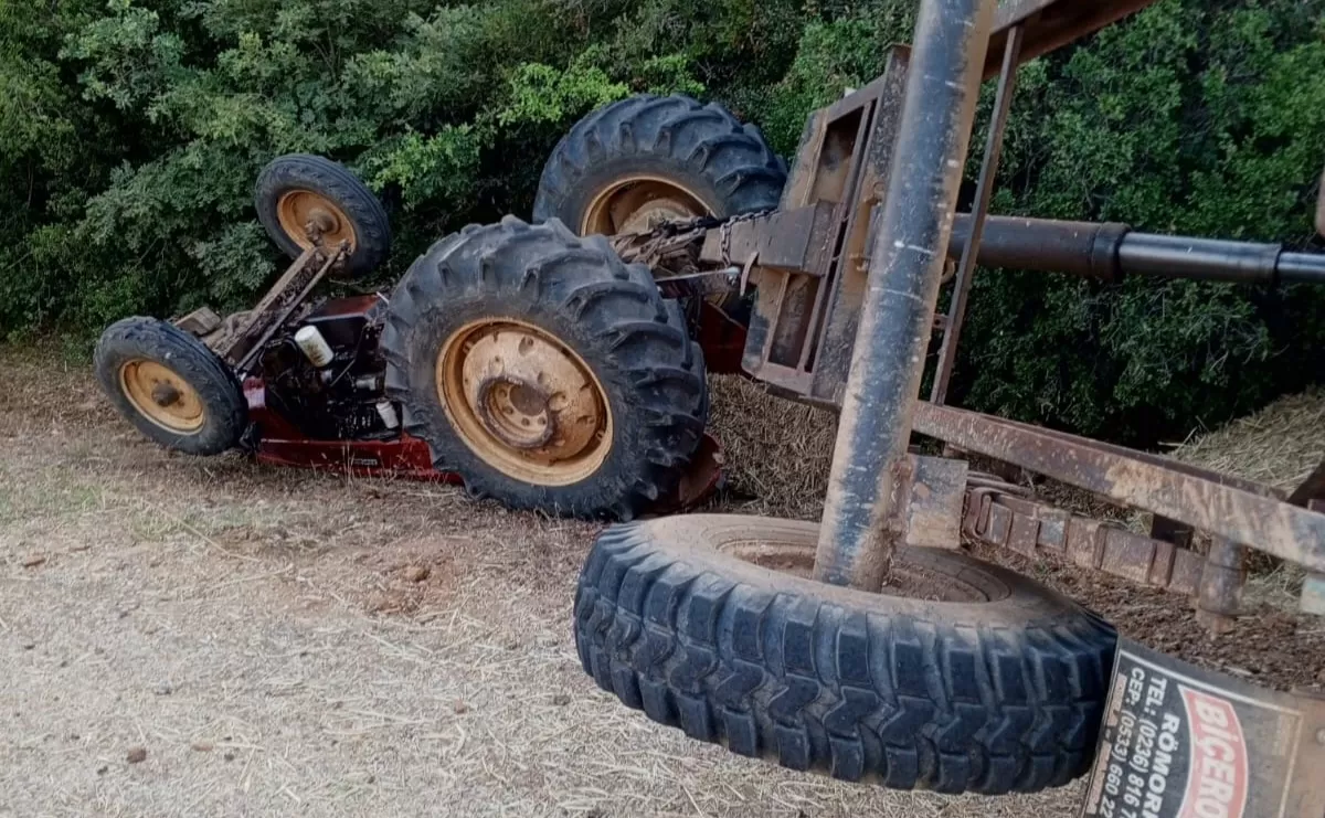 Manisa’da Saman Yüklü Traktör Devrildi: 2 Yaralı